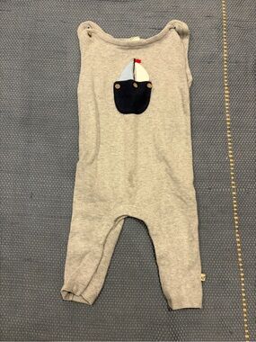 Viverano Gray Knit Baby One-Piece with Sailboat Appliqué 6-12 month